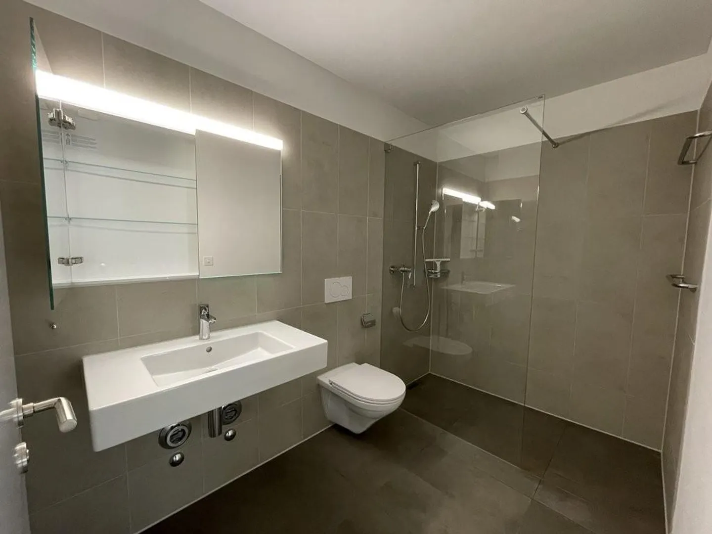 Urban living, peaceful life - 2.5 rooms in Witikon - Photo 2 of 5