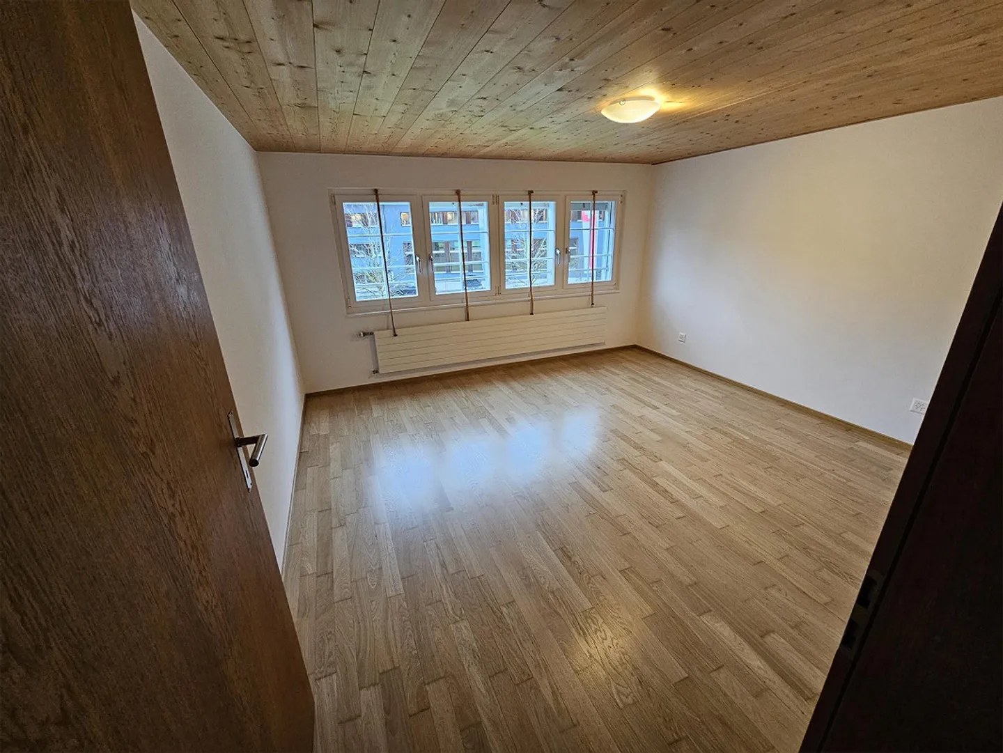 Sezione di casa di 6,5 stanze in una casa di fabbricante ristrutturata - Foto 3 di 12