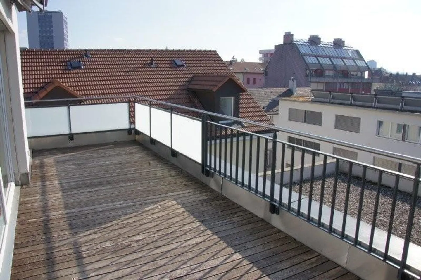Appartement en attique de 4,5 pièces avec belle vue sur Biel - Photo 2 sur 11