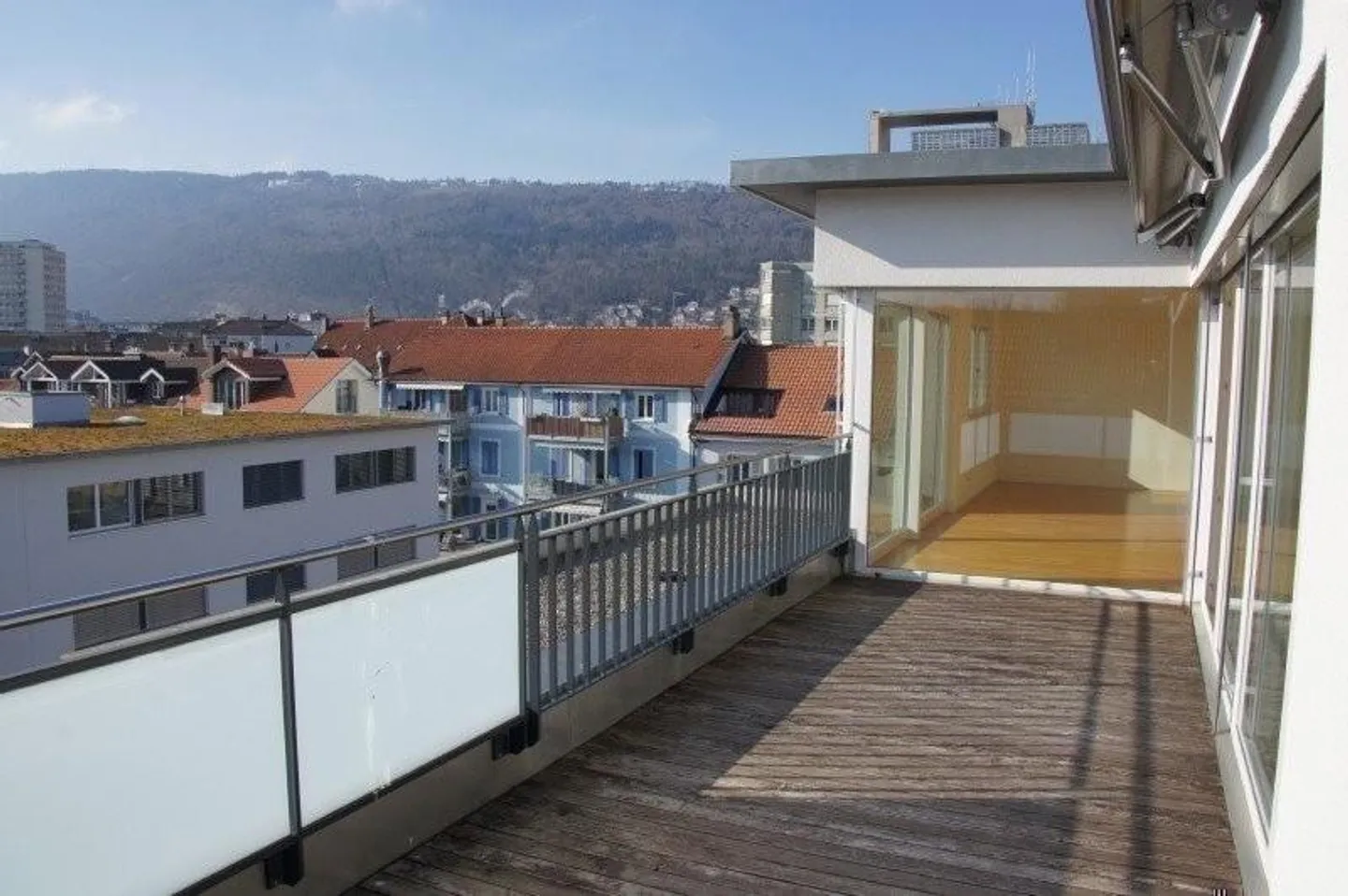 Appartement en attique de 4,5 pièces avec belle vue sur Biel - Photo 3 sur 11
