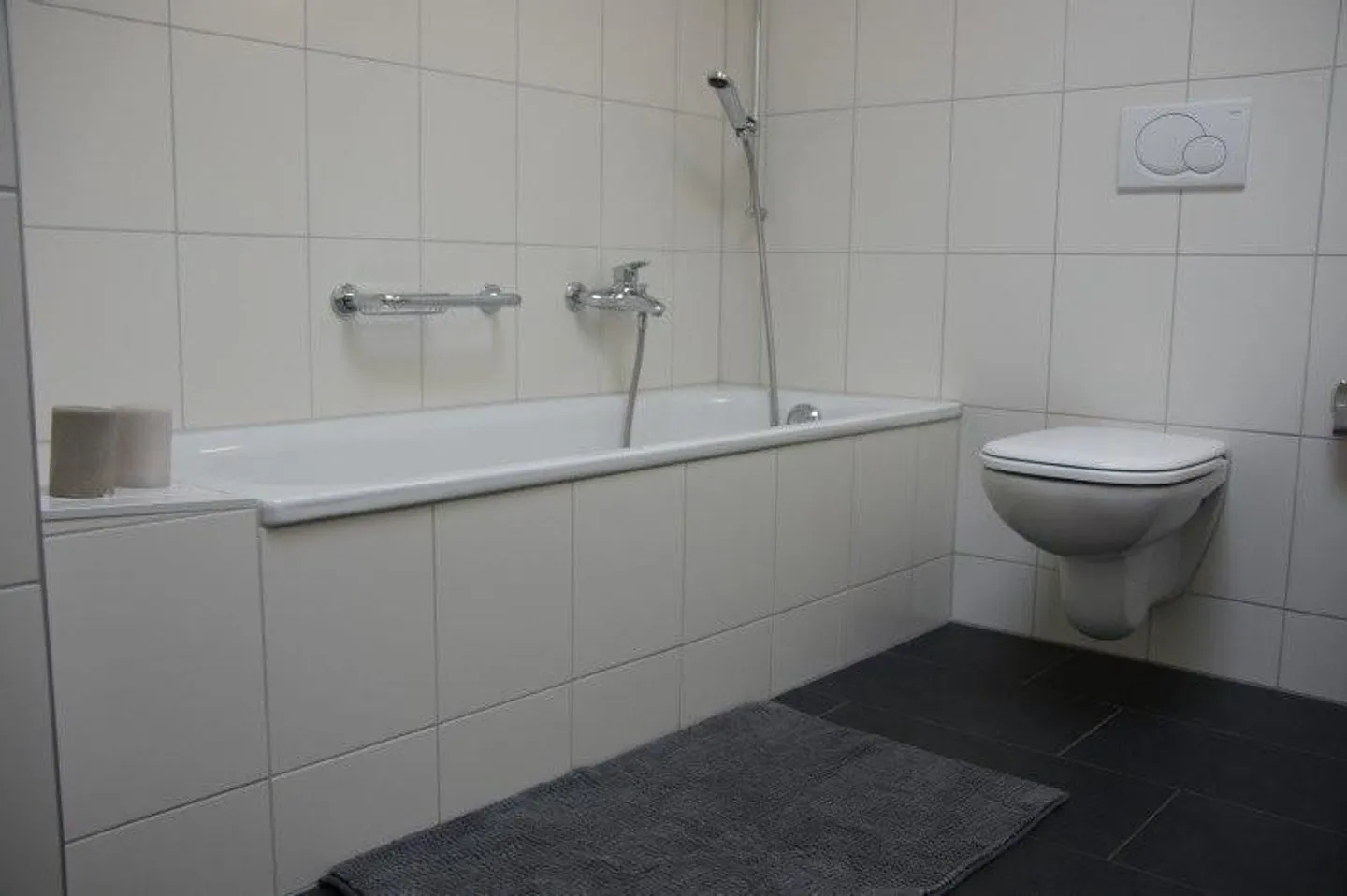 Appartement en attique de 4,5 pièces avec belle vue sur Biel - Photo 8 sur 11
