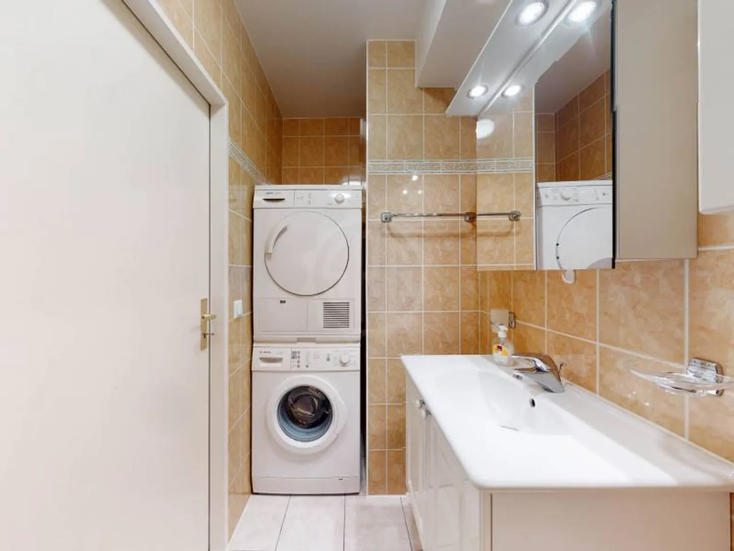 Pleasant Apartment - Bellevue - Photo 2 of 12