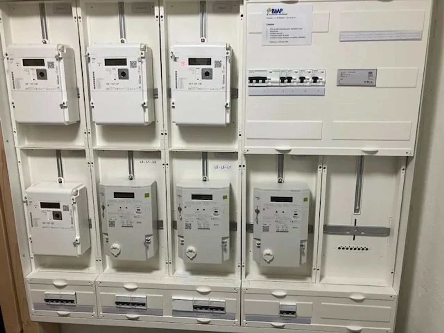 Mixed-use building - Photo 8 of 12