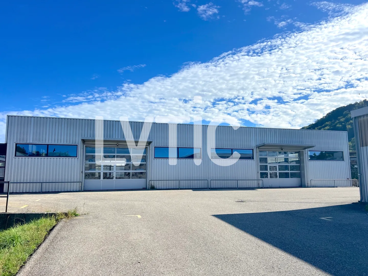 Hall, offices of 1930 m2 on a plot of 3350 m2 for sale in Moudon - Photo 1 of 10