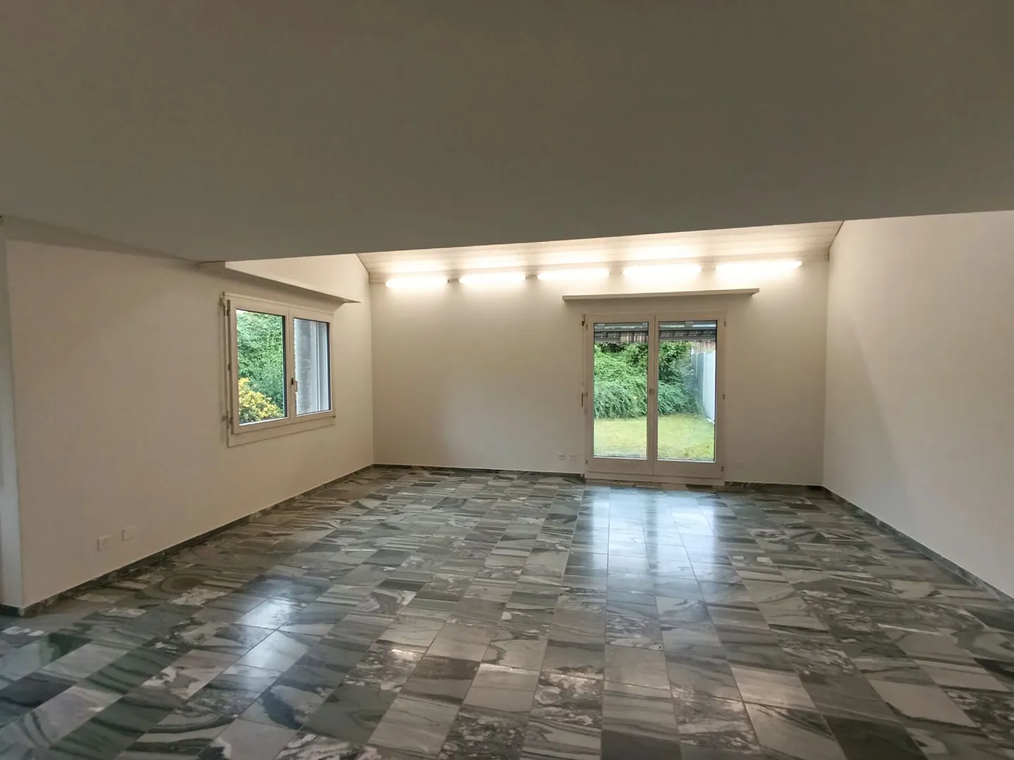 Your new family happiness! Spacious 5.5-room semi-detached house in Rudolfstetten - Photo 8 of 15