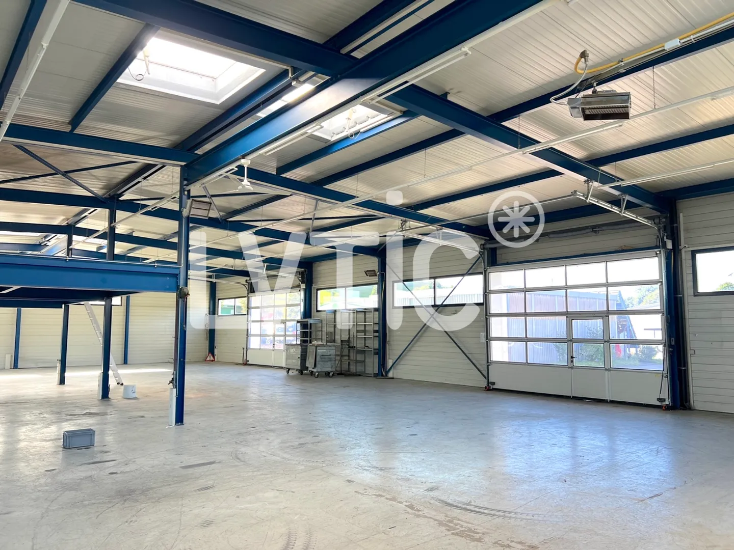 Hall, offices of 1930 m2 on a plot of 3350 m2 for sale in Moudon - Photo 3 of 10