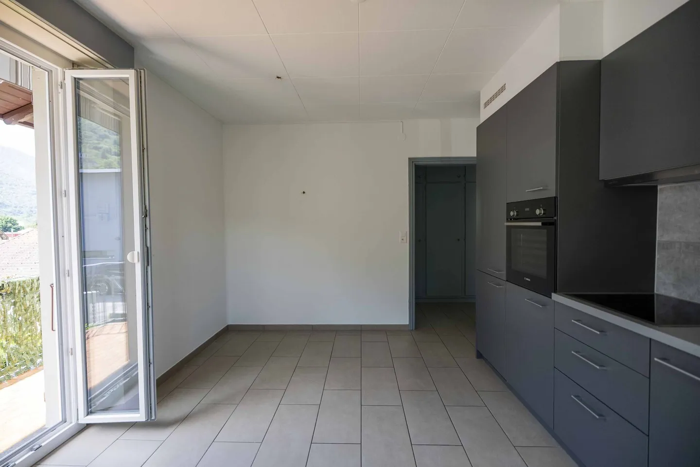Nous louons un appartement lumineux de 3,5 pièces dans un petit complexe résidentiel - Photo 7 sur 14