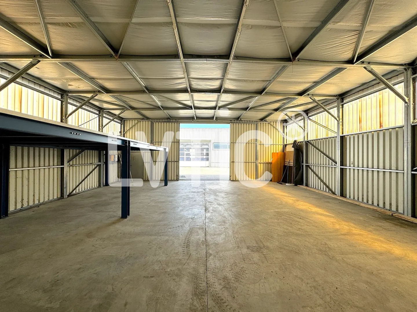 Hall, offices of 1930 m2 on a plot of 3350 m2 for sale in Moudon - Photo 6 of 10