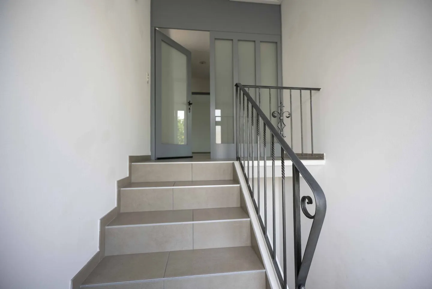 Nous louons un appartement lumineux de 3,5 pièces dans un petit complexe résidentiel - Photo 5 sur 14