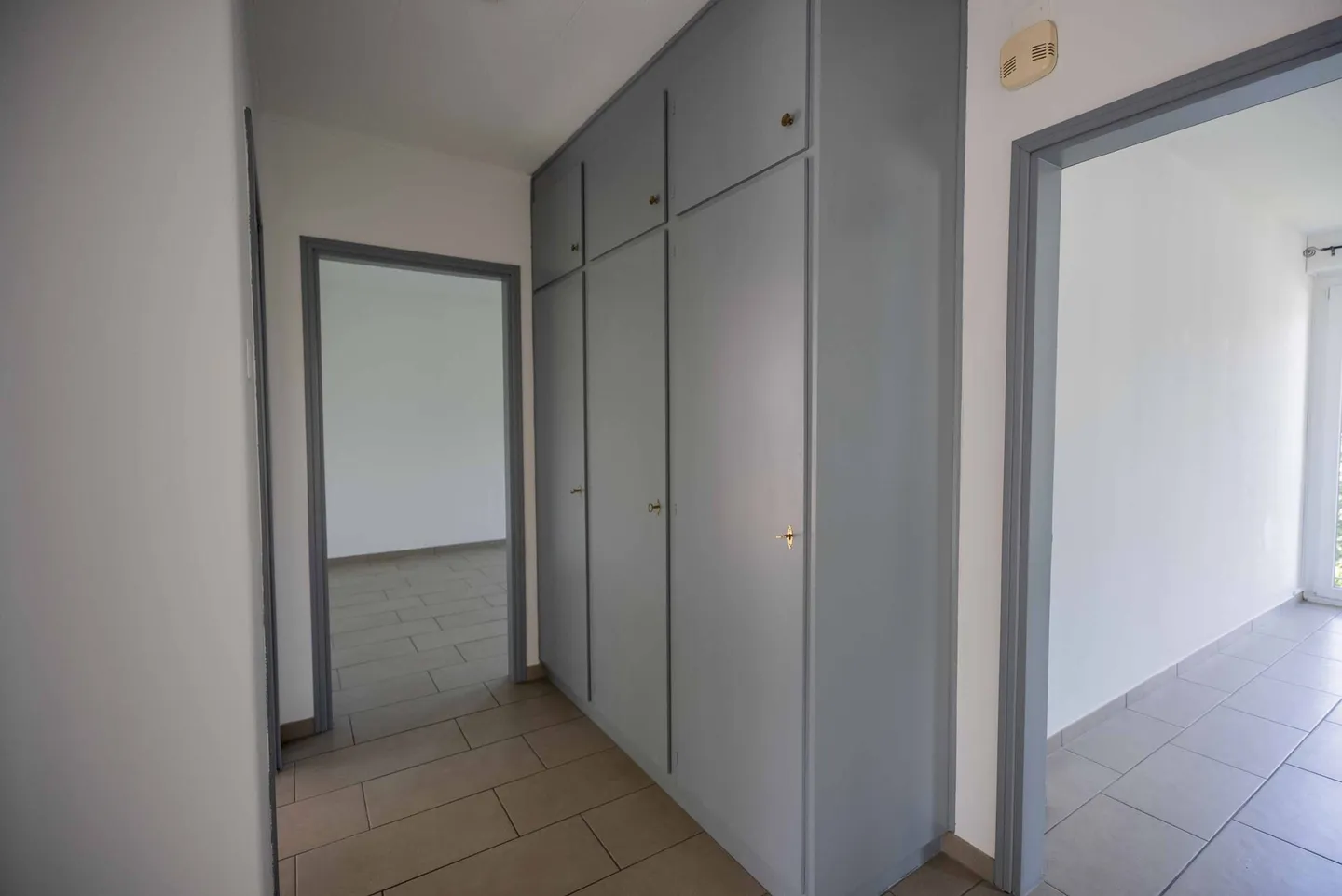 Nous louons un appartement lumineux de 3,5 pièces dans un petit complexe résidentiel - Photo 9 sur 14