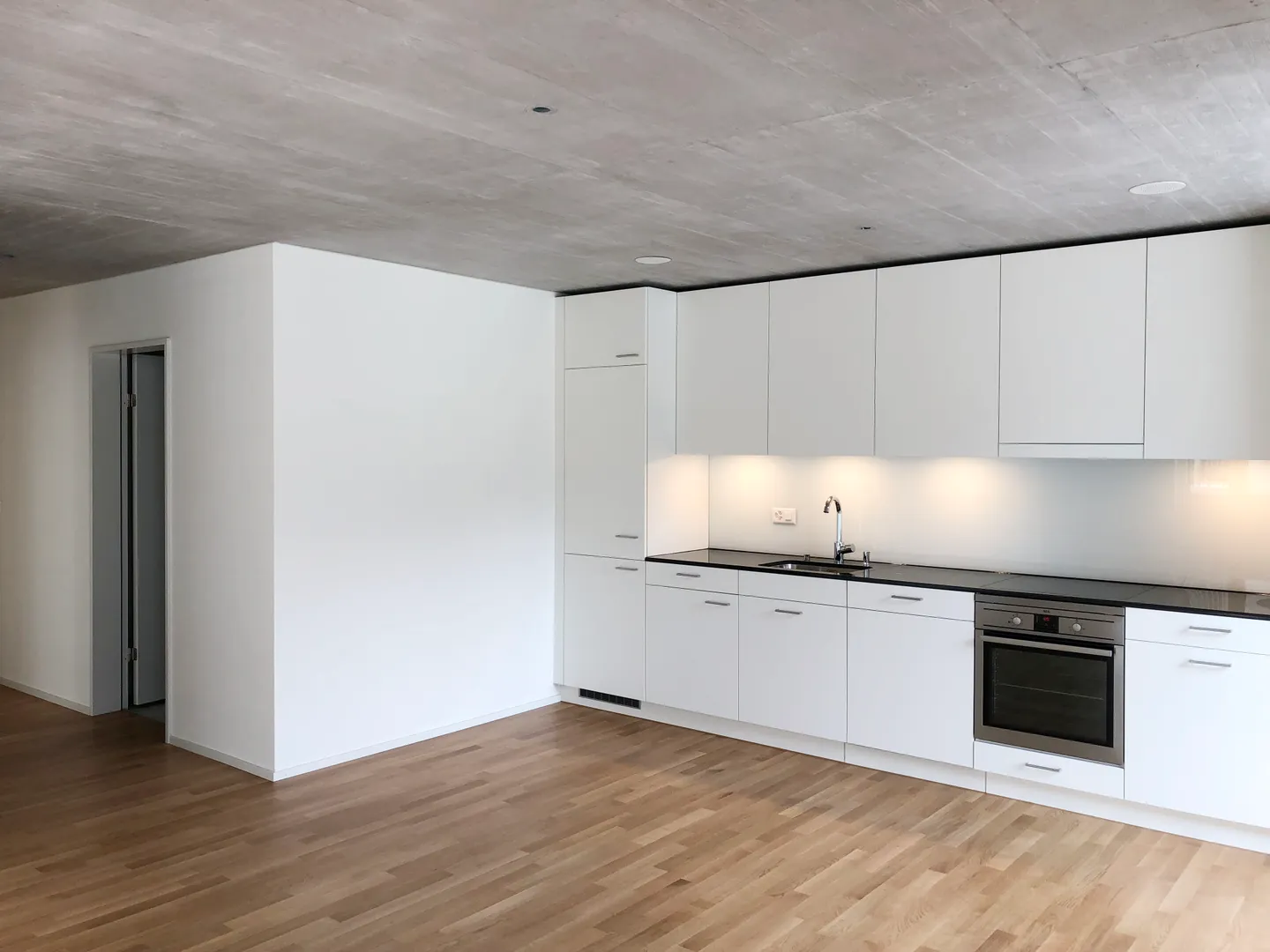 High quality living near the center - Photo 4 of 10