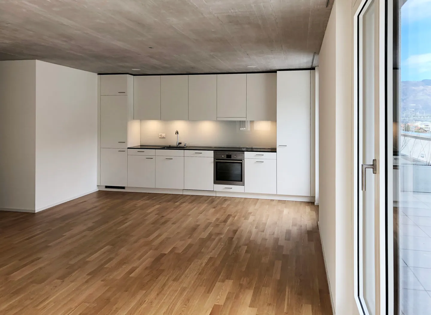 High quality living near the center - Photo 5 of 10