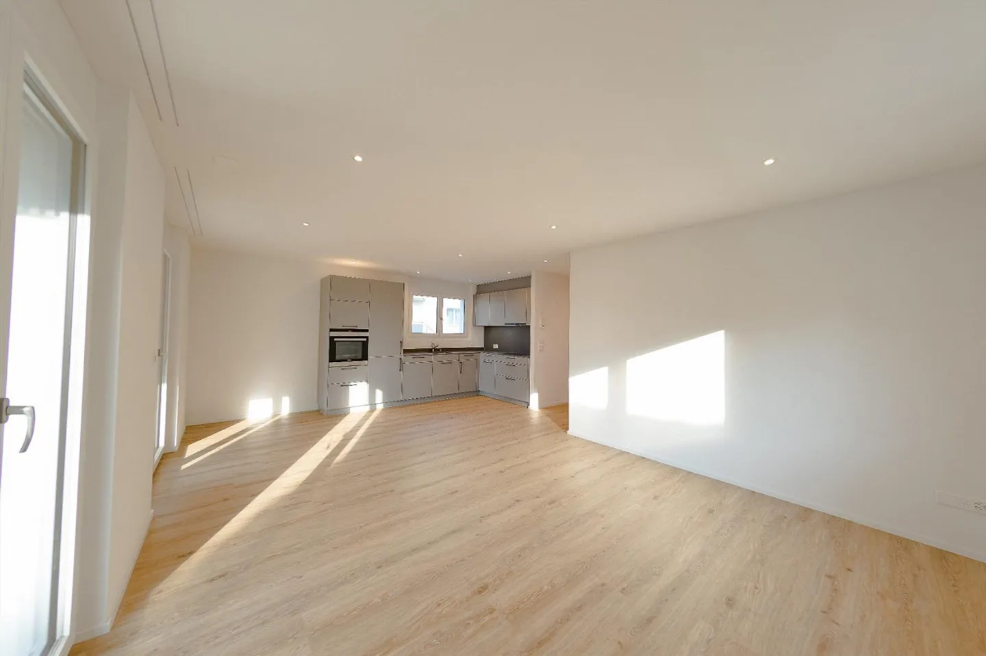 Top 2.5-Room Apartment on the Ground Floor with South Orientation - Photo 4 of 15