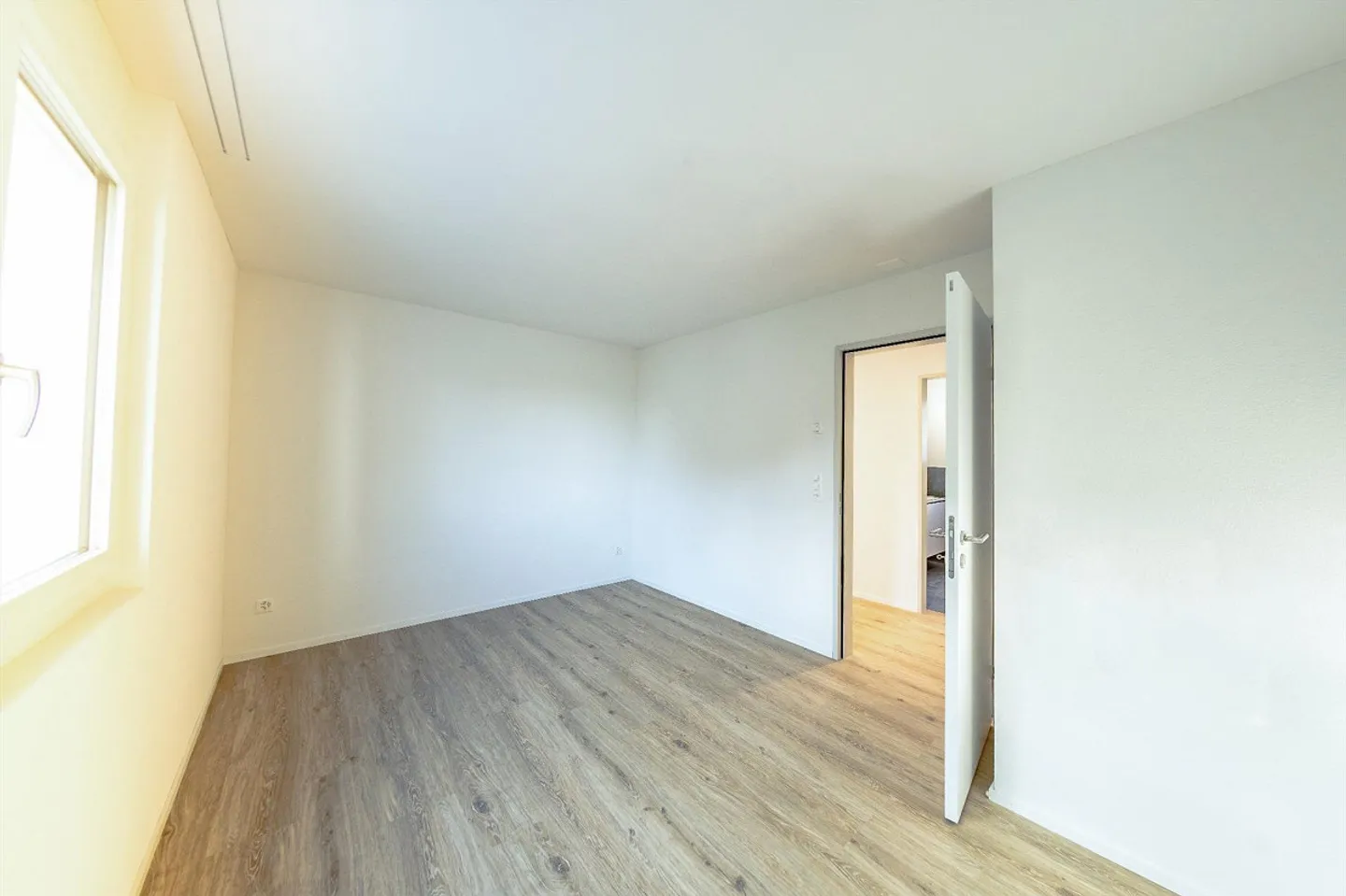 Top 2.5-Room Apartment on the Ground Floor with South Orientation - Photo 10 of 15