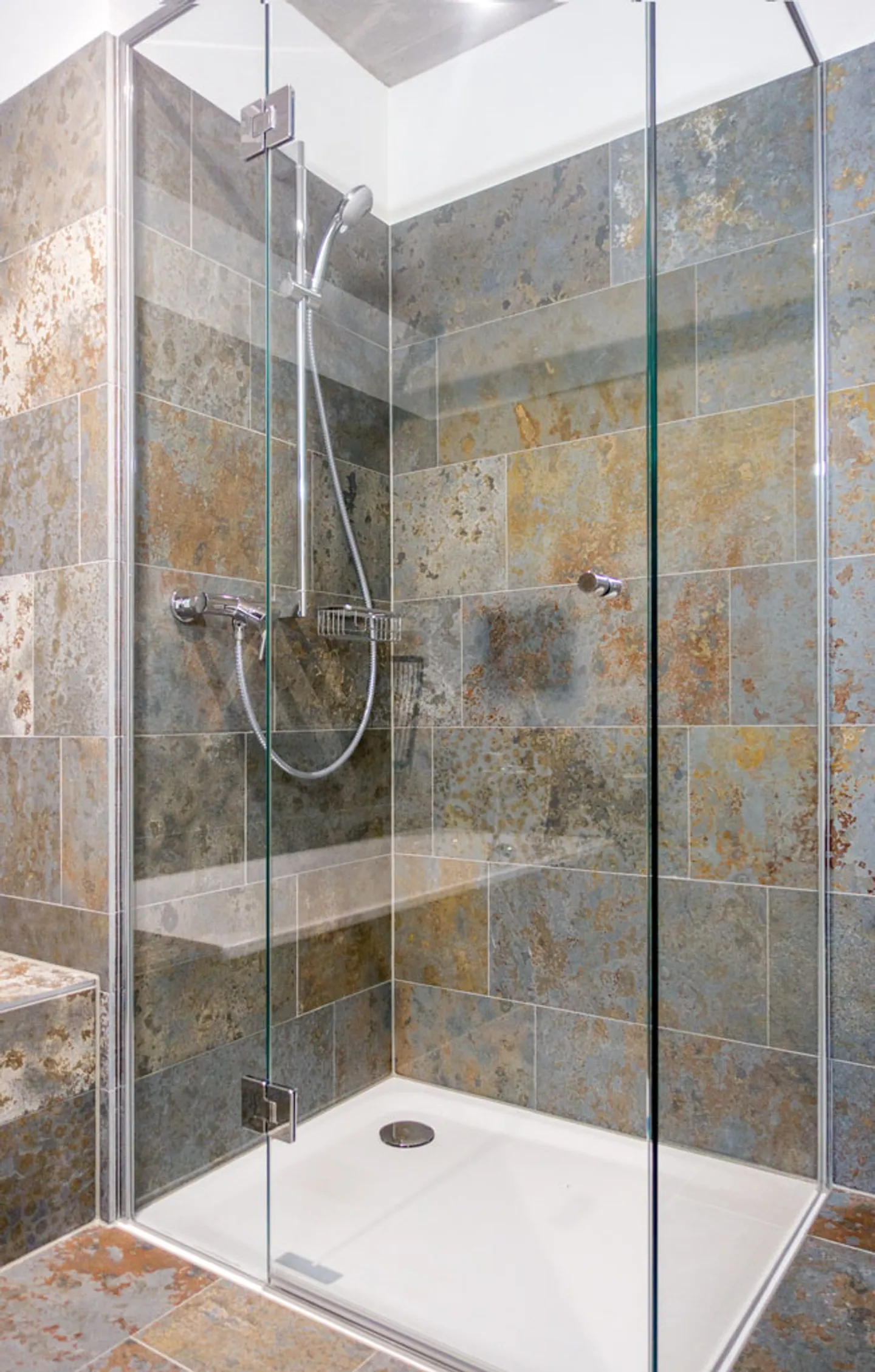 High quality living near the center - Photo 8 of 10