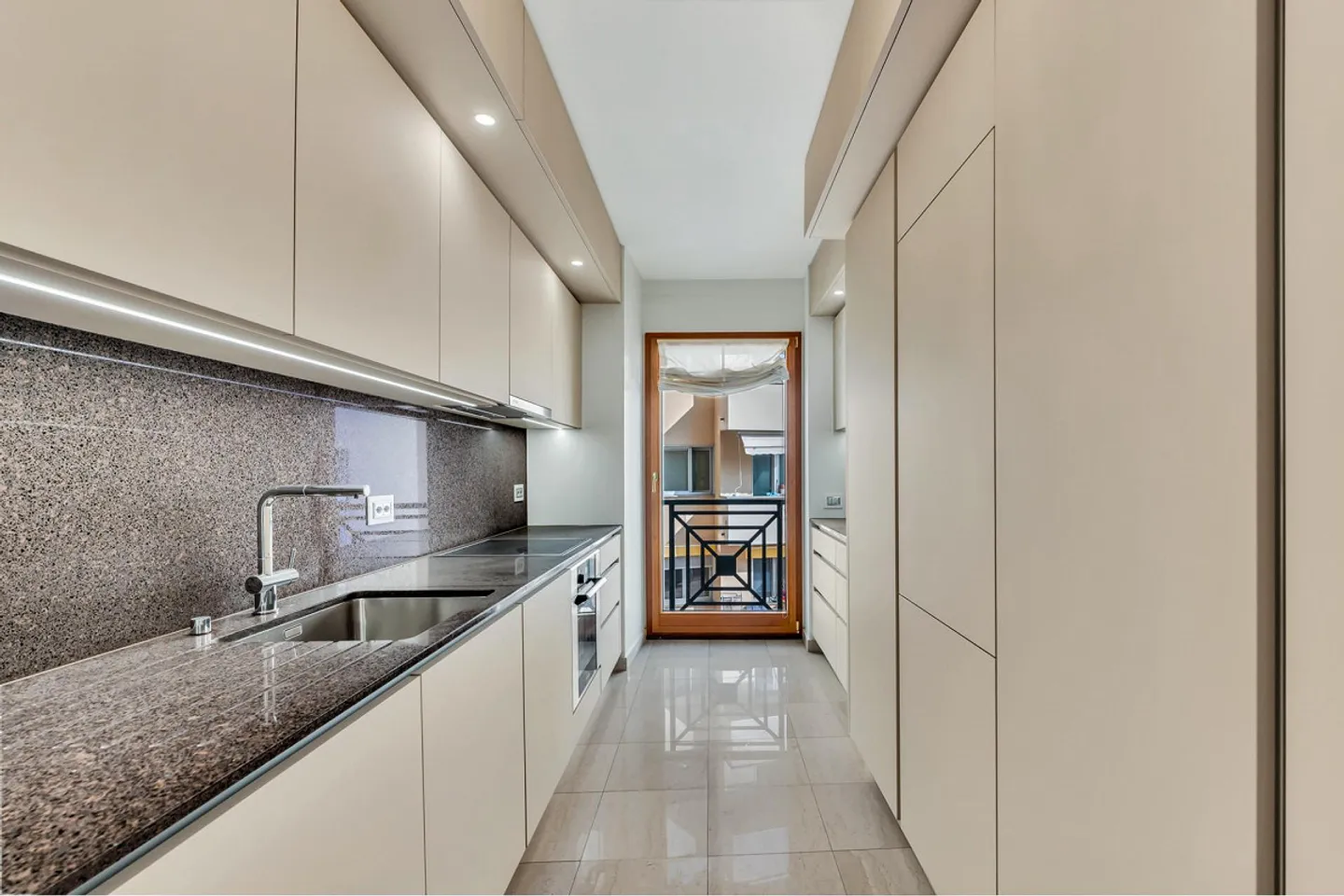 Elegant Apartment with Lake View - Photo 7 of 11