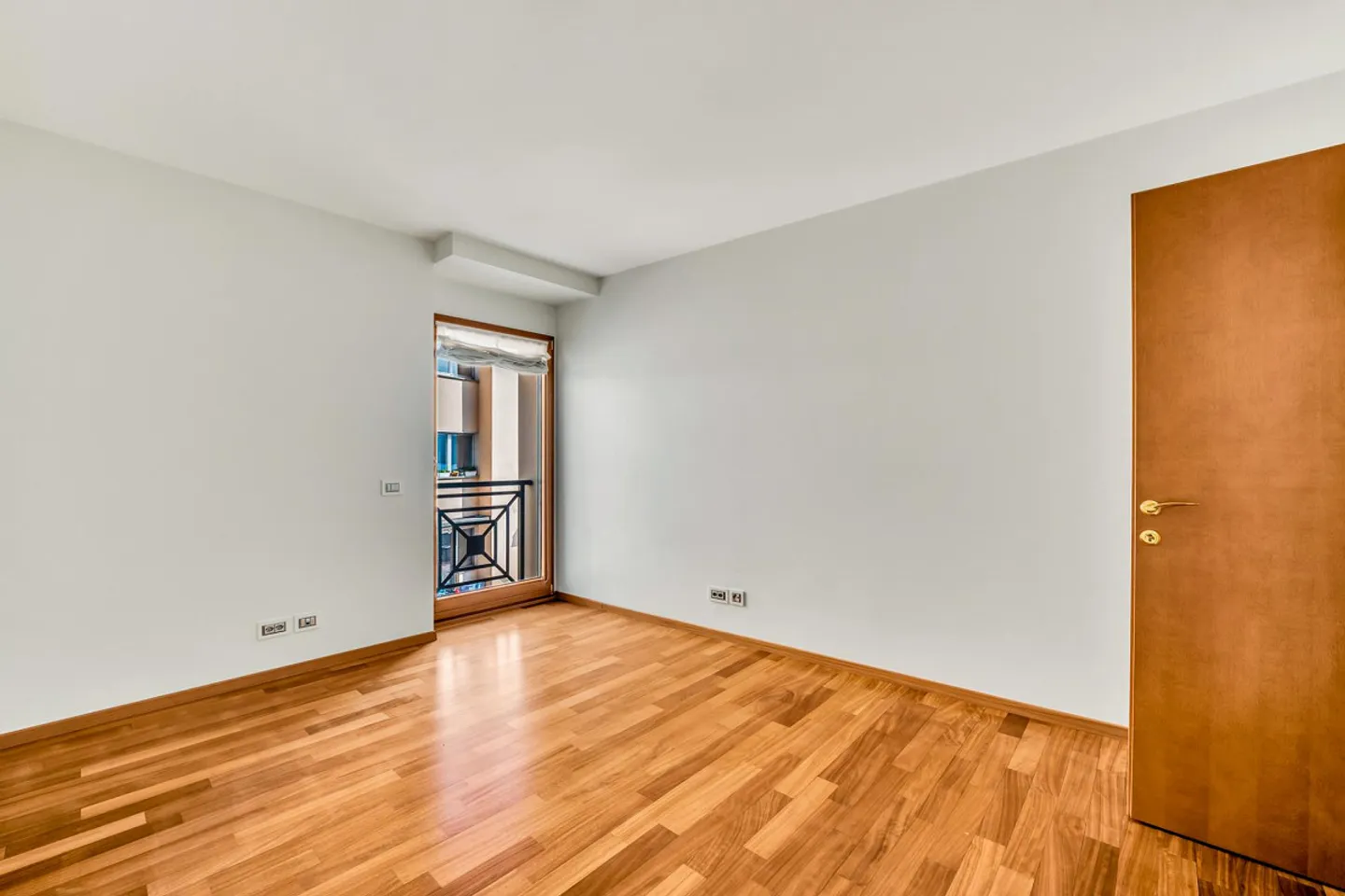 Elegant Apartment with Lake View - Photo 8 of 11