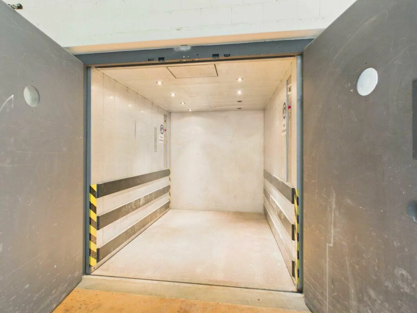 70 m2 commercial space in modern commercial building with direct goods lift... - Photo 4 of 7