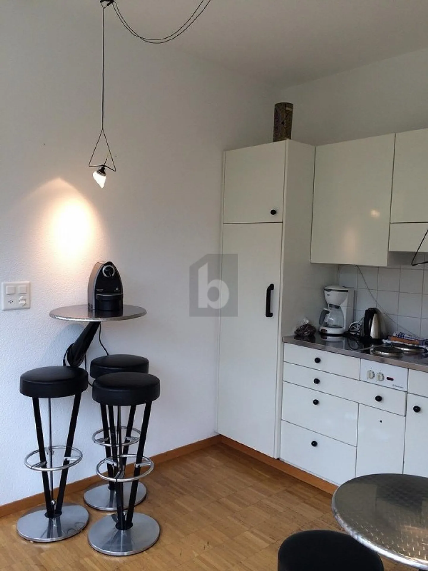 MODERN AND LIGHT-FLOODED - Photo 3 of 5