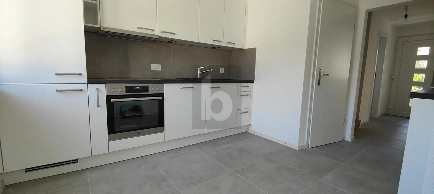 TOP MODERN IN A FAMILY-FRIENDLY LOCATION - Photo 3 of 6