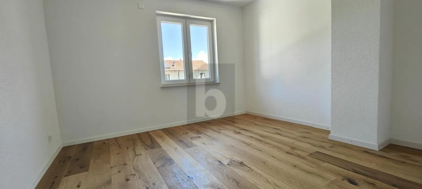 TOP MODERN IN A FAMILY-FRIENDLY LOCATION - Photo 4 of 6