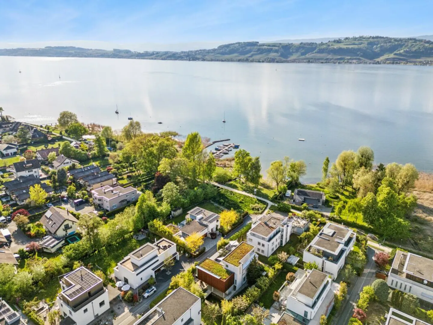 Exclusive 6.5-Room Villa Near the Lake - Photo 2 of 14