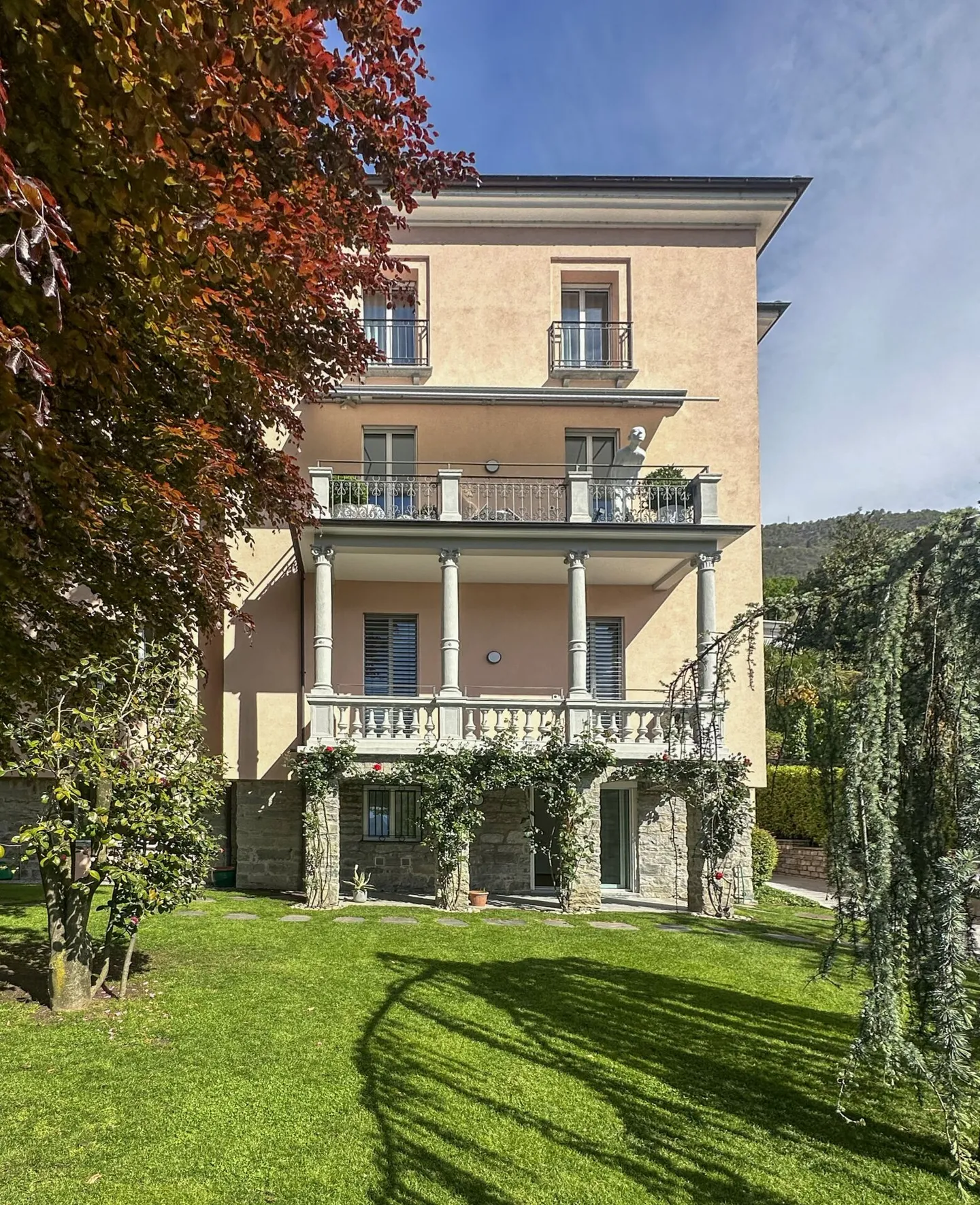 Bellissima villa storica con quattro unità abitative spaziose a Muralto - Foto 1 di 4