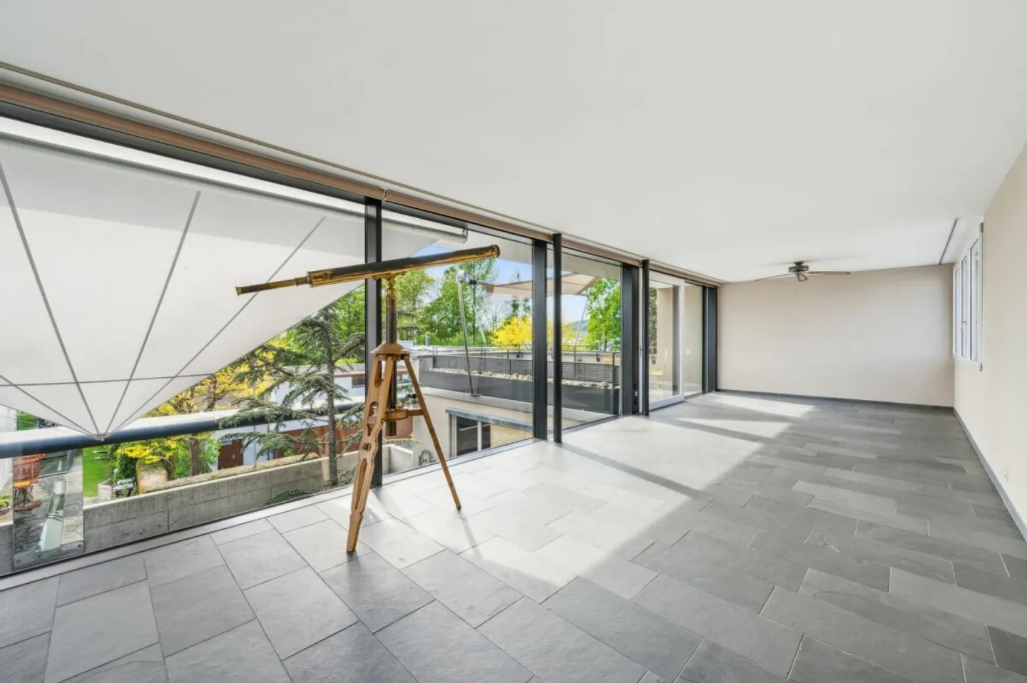 Exclusive 6.5-Room Villa Near the Lake - Photo 6 of 14