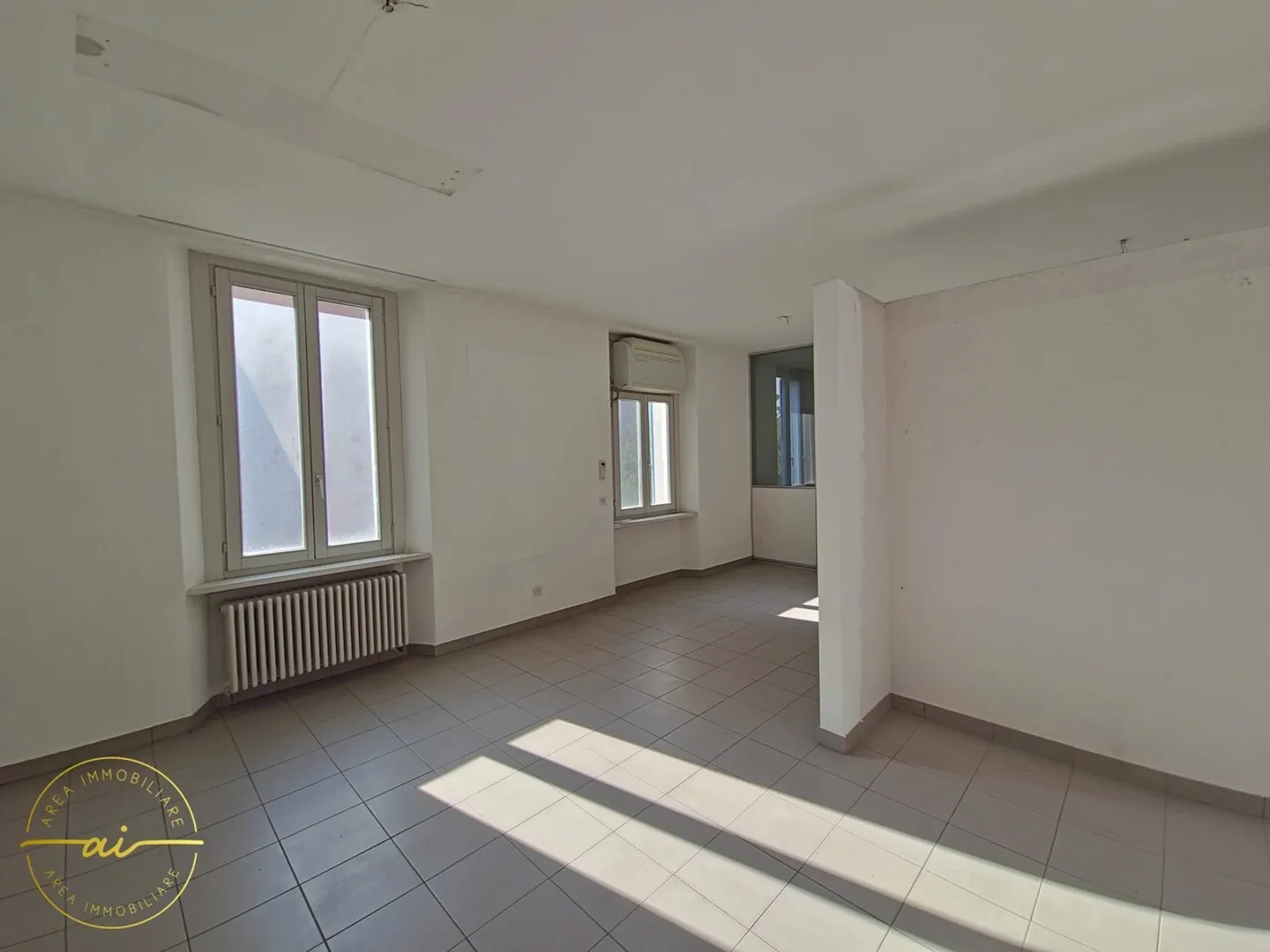 OFFICE A FEW STEPS FROM THE CENTER OF CHIASSO - Photo 2 of 9