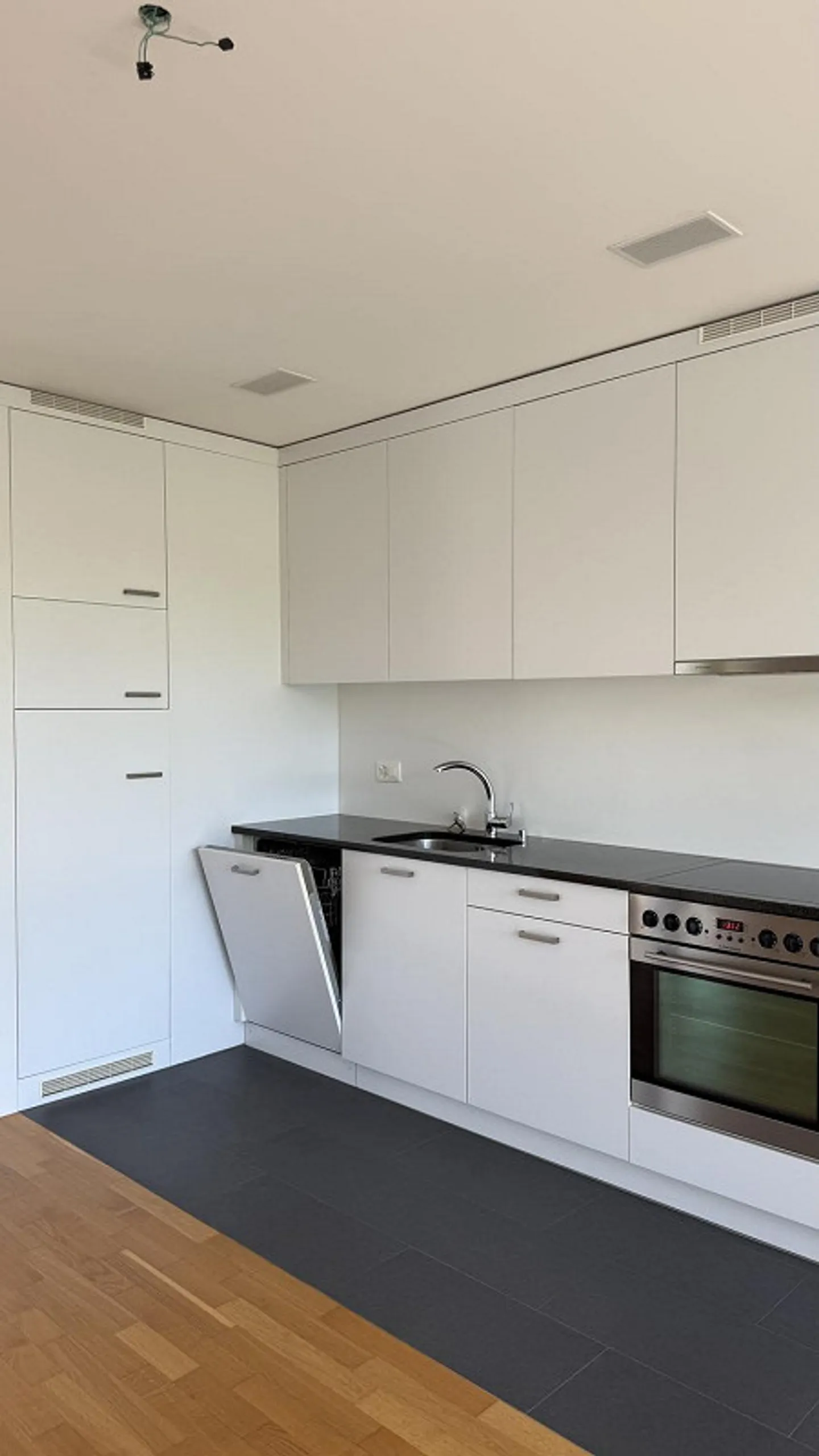 Moderne 2.5-Zimmer-Wohnung mit Balkon - Foto 4 von 13