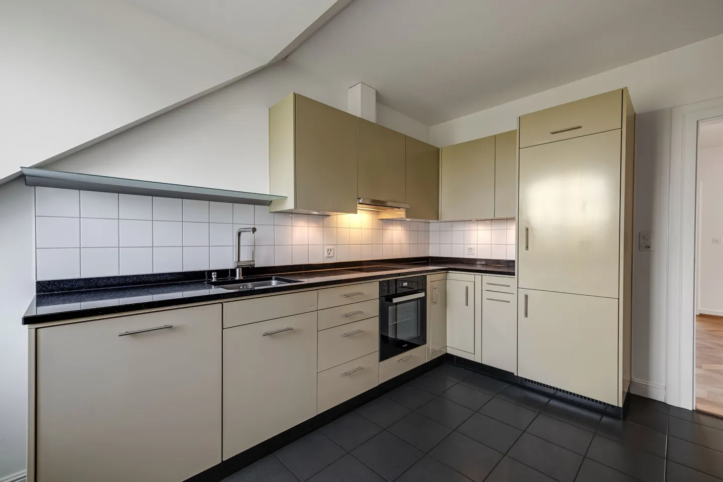 Il fascino del vecchio edificio al suo meglio - Appartamento mansardato su due livelli con parcheggio incluso - Foto 7 di 13