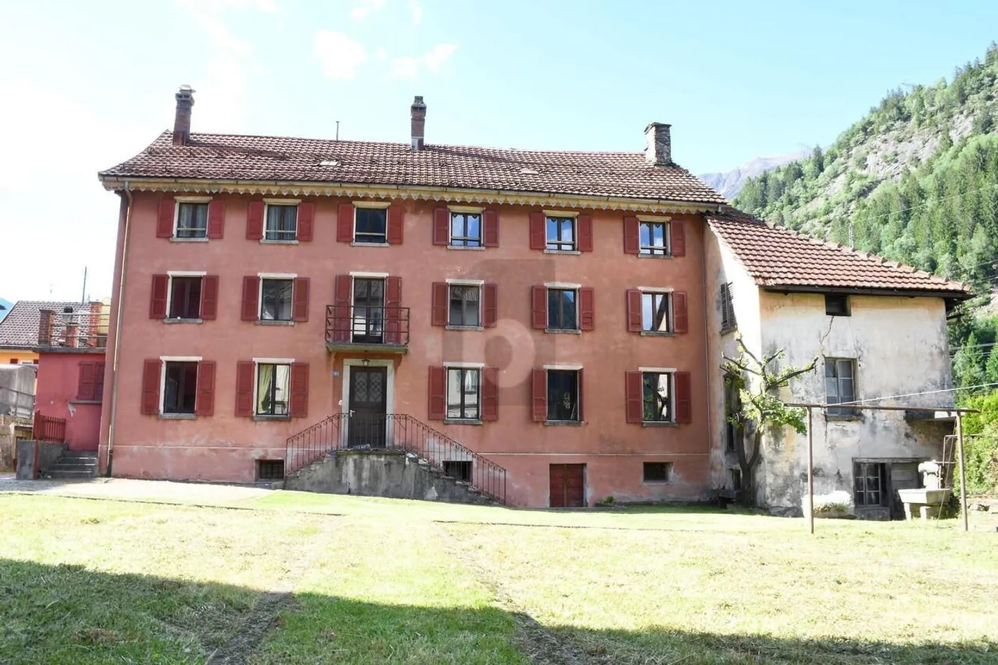 GERÄUMIGES HAUS MIT GROSSEN GARTEN ZU RENOVIEREN - Foto 2 von 6