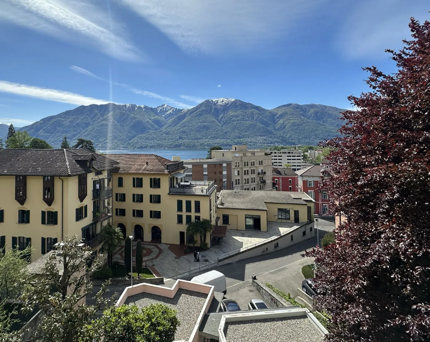 Bellissima villa storica con quattro unità abitative spaziose a Muralto - Foto 2 di 4
