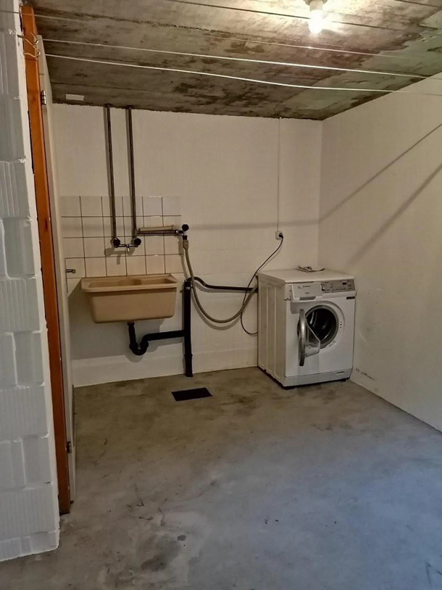 Cozy Attic Apartment with Fireplace - Photo 10 of 10