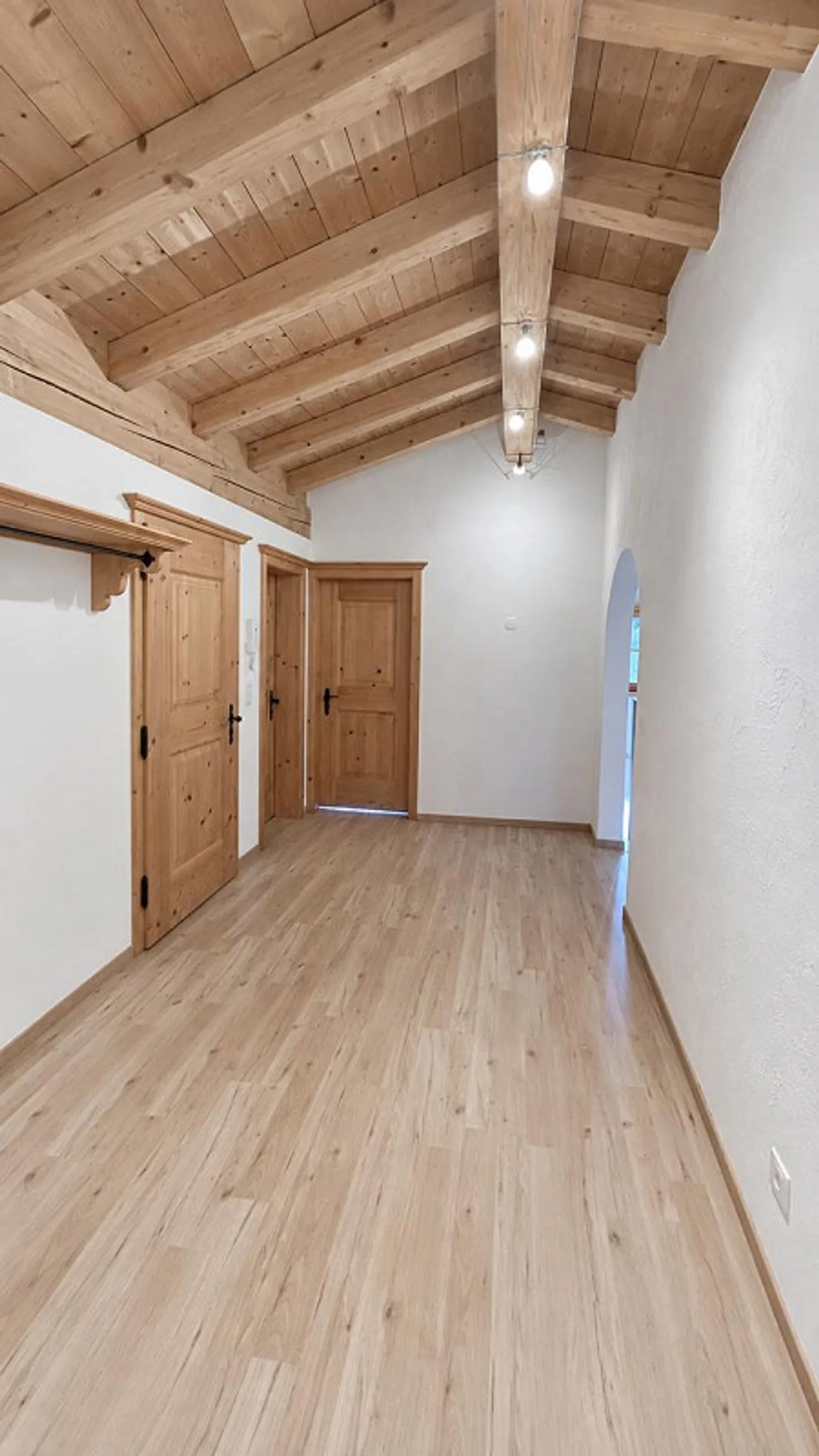 4.5 Attic Apartment - Long-term Rent - - Photo 4 of 12