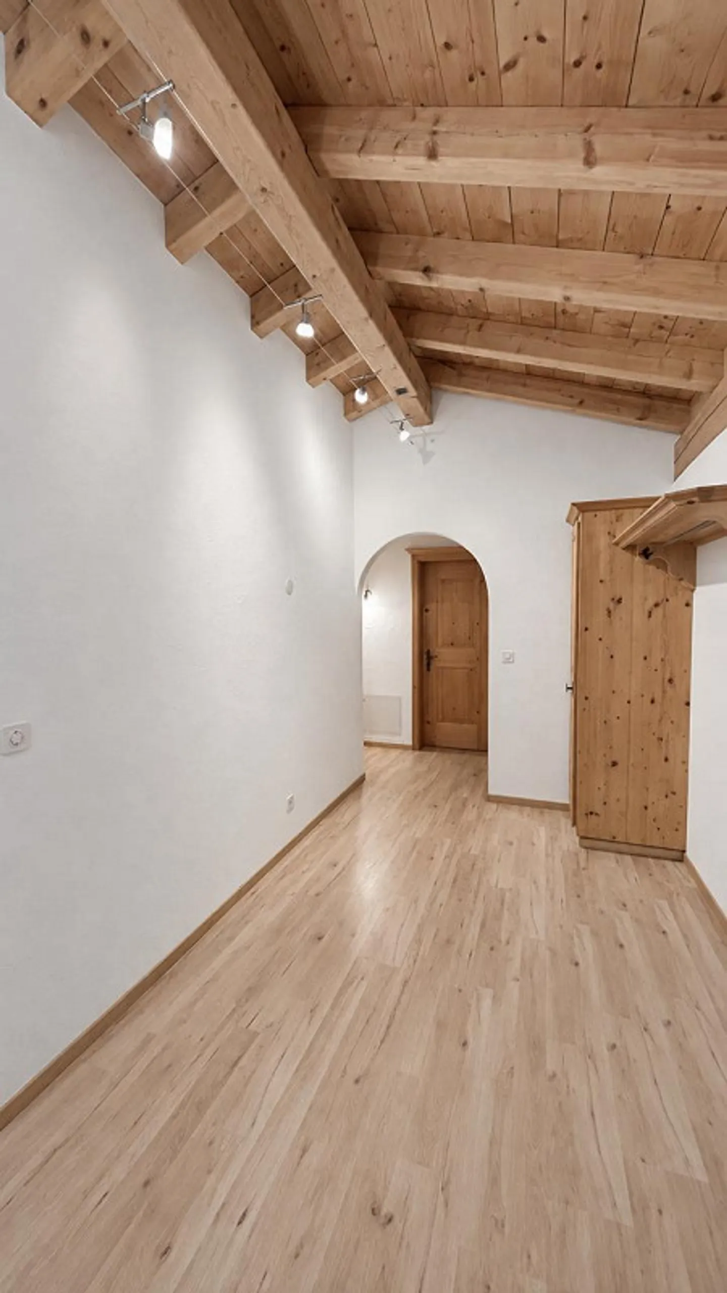 4.5 Attic Apartment - Long-term Rent - - Photo 5 of 12