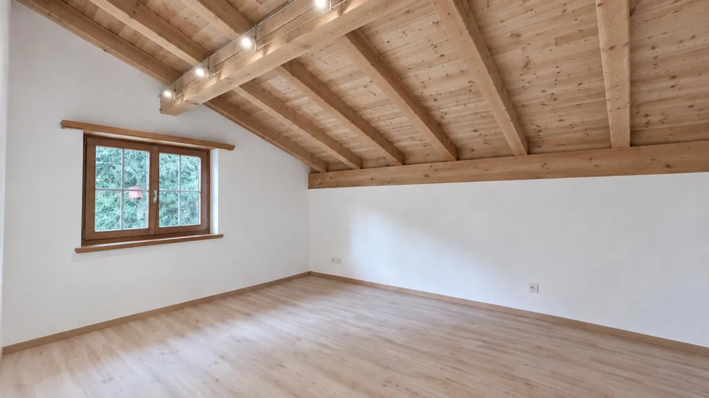 4.5 Attic Apartment - Long-term Rent - - Photo 6 of 12