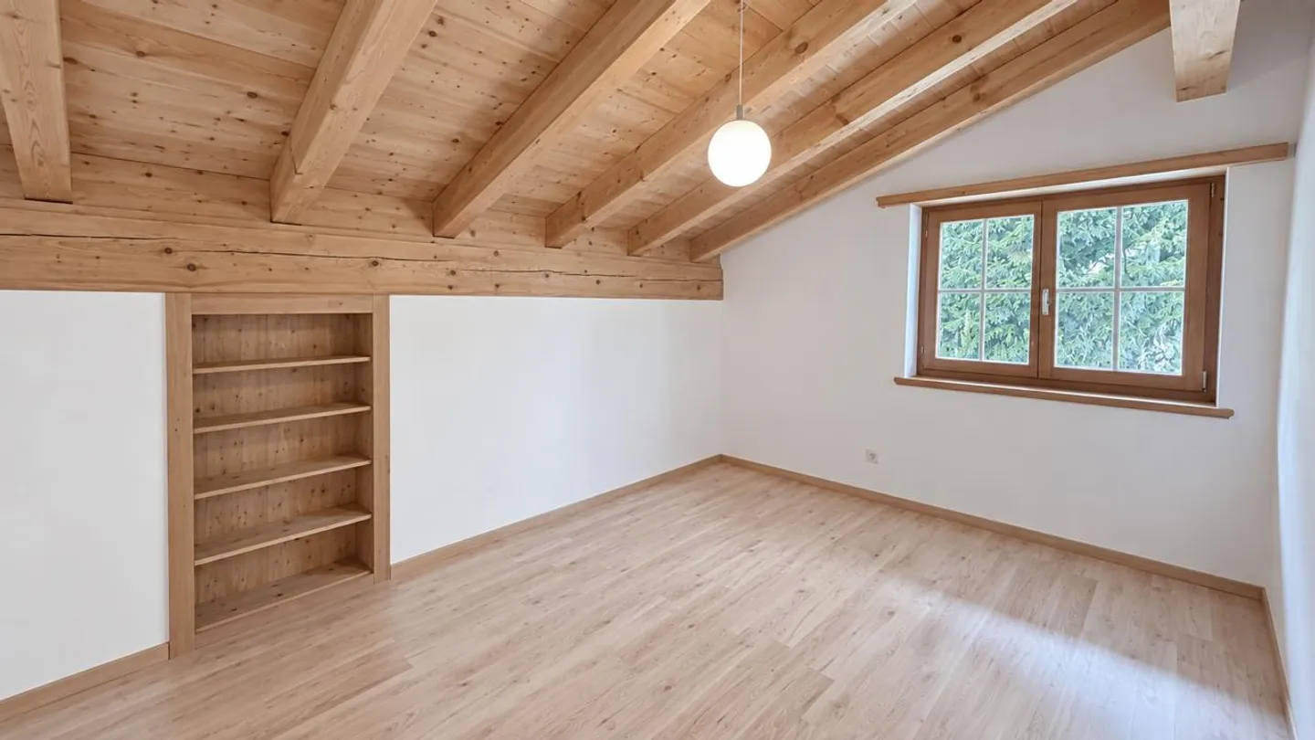 4.5 Attic Apartment - Long-term Rent - - Photo 7 of 12