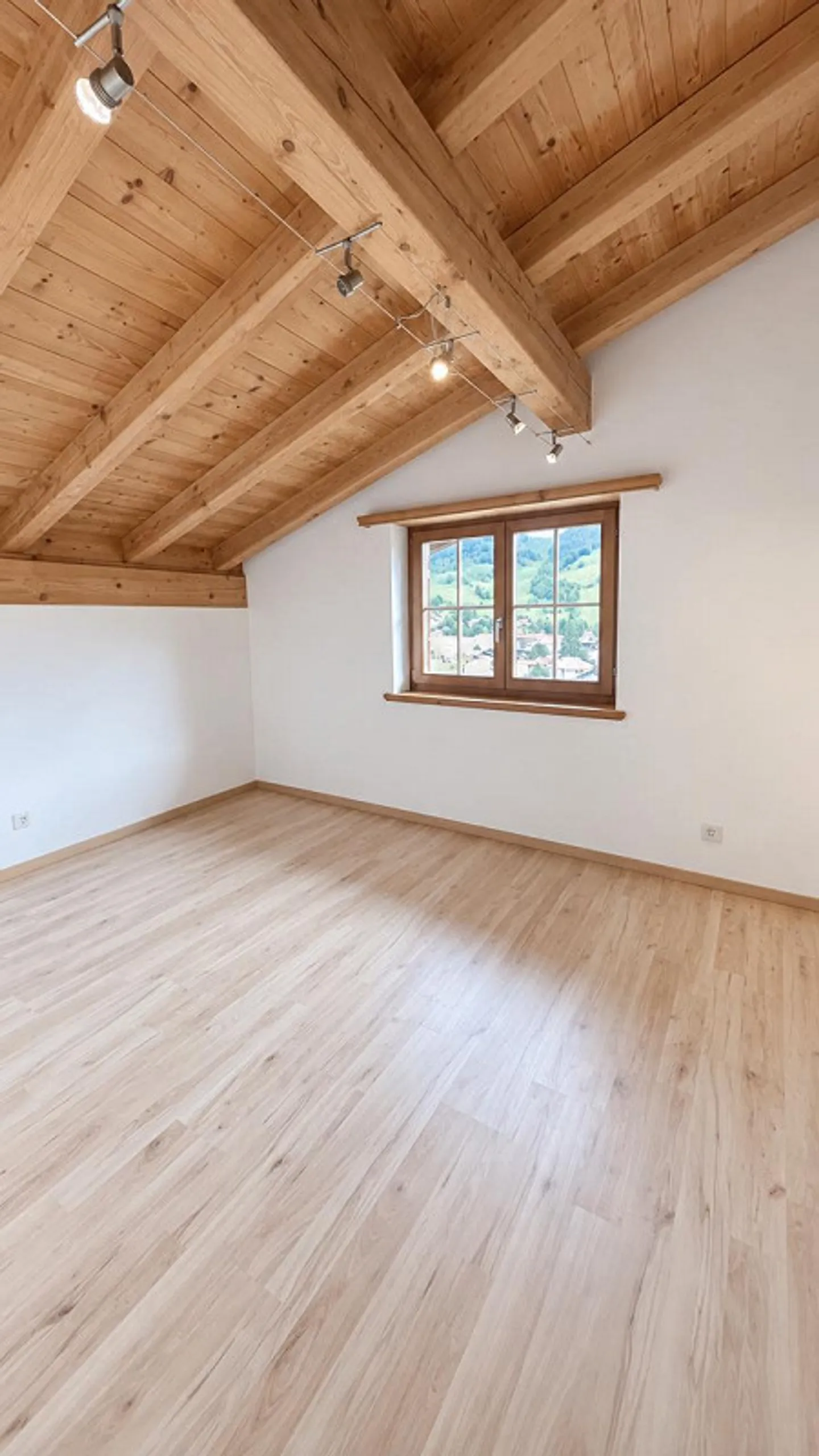 4.5 Attic Apartment - Long-term Rent - - Photo 8 of 12
