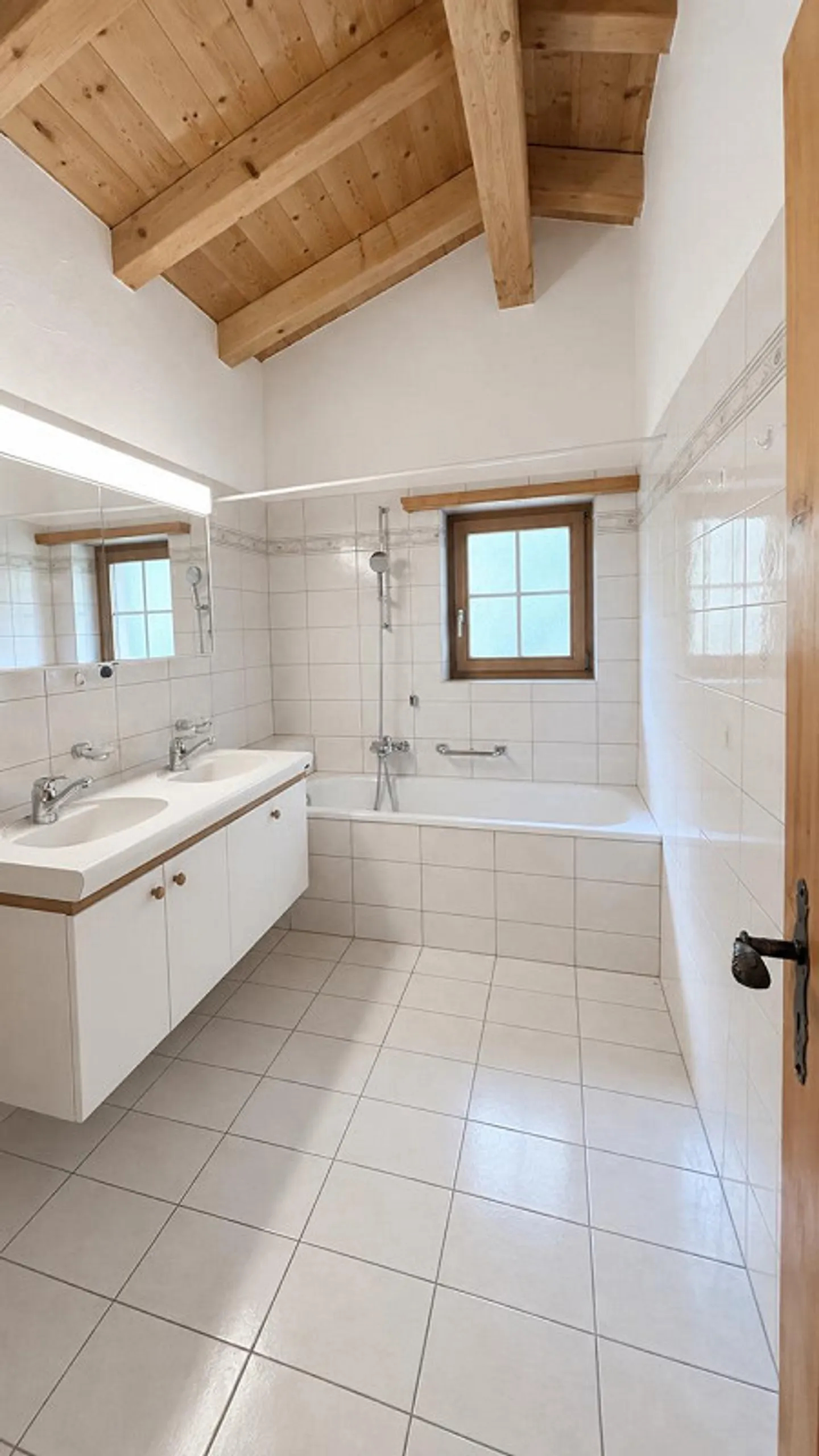 4.5 Attic Apartment - Long-term Rent - - Photo 9 of 12