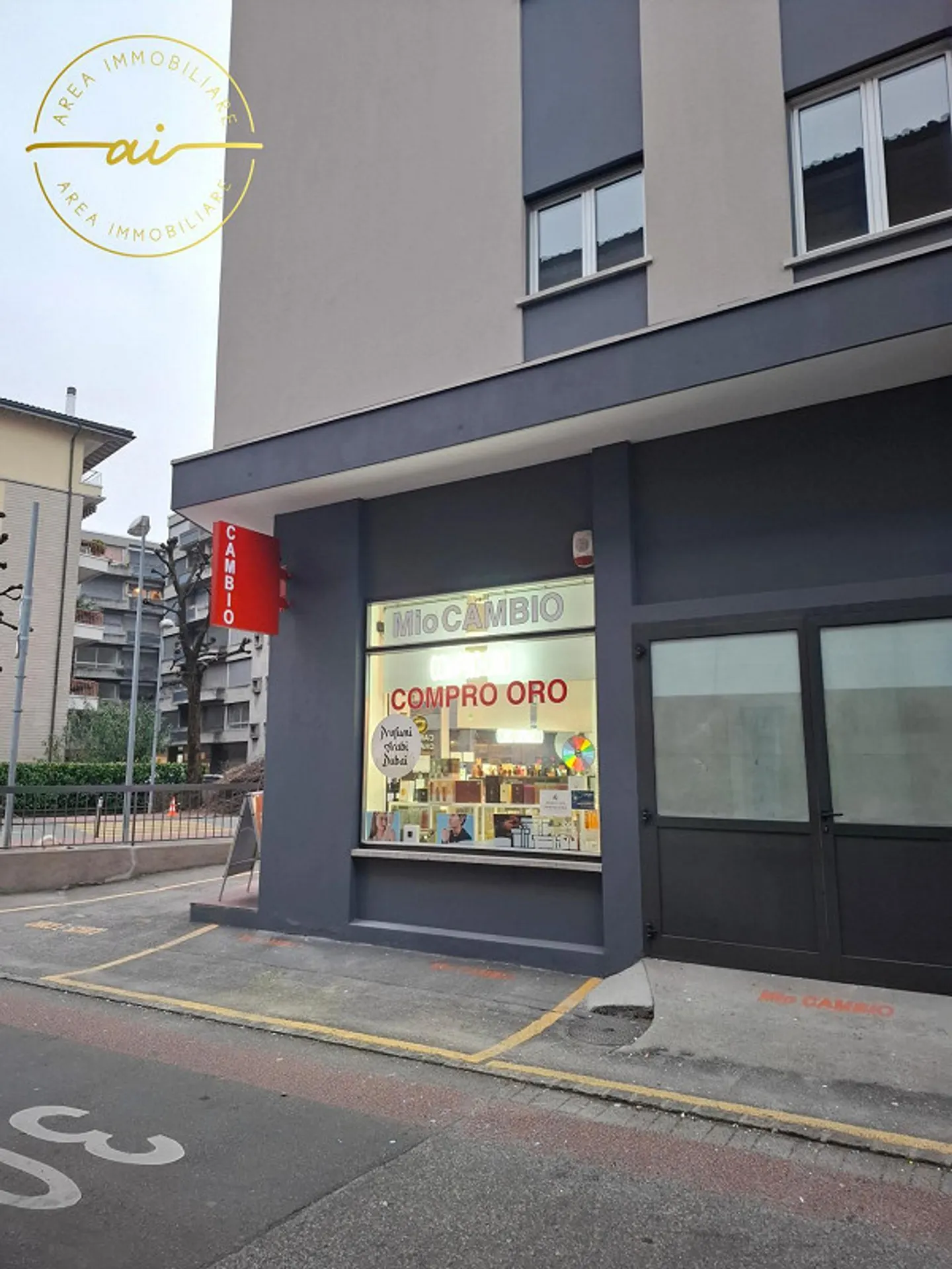 COMMERCIAL SPACE WITH WINDOW IN CHIASSO - Photo 2 of 2