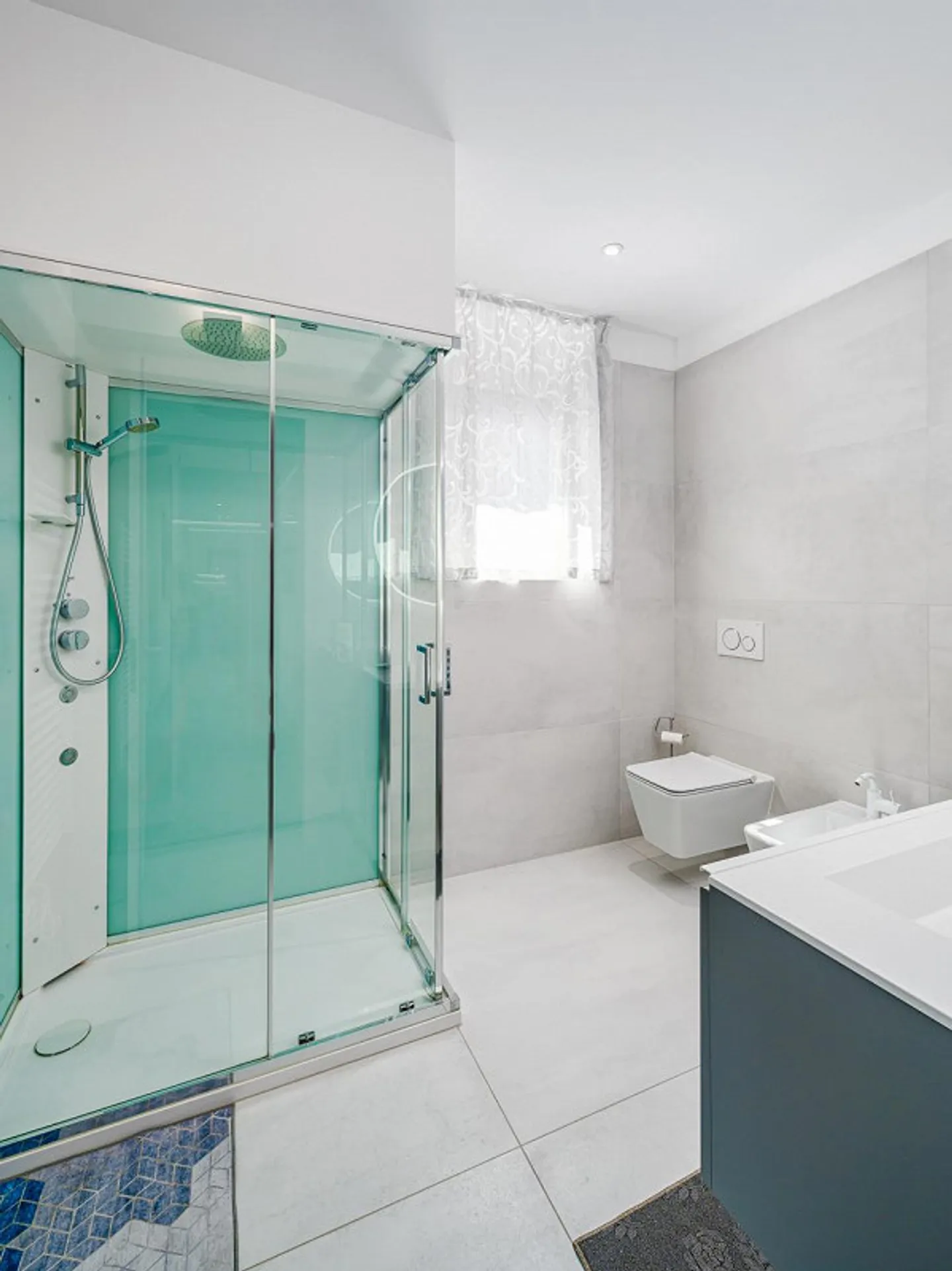 APPARTEMENT EN ATTIQUE AVEC VUE SUR LE LAC À PARADISO MEUBLÉ - Photo 3 sur 12