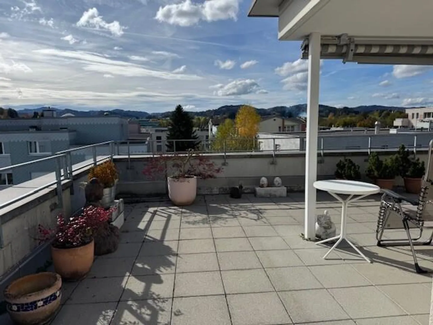 Spacious, bright 2.5-room apartment with large roof terrace - Photo 1 of 7