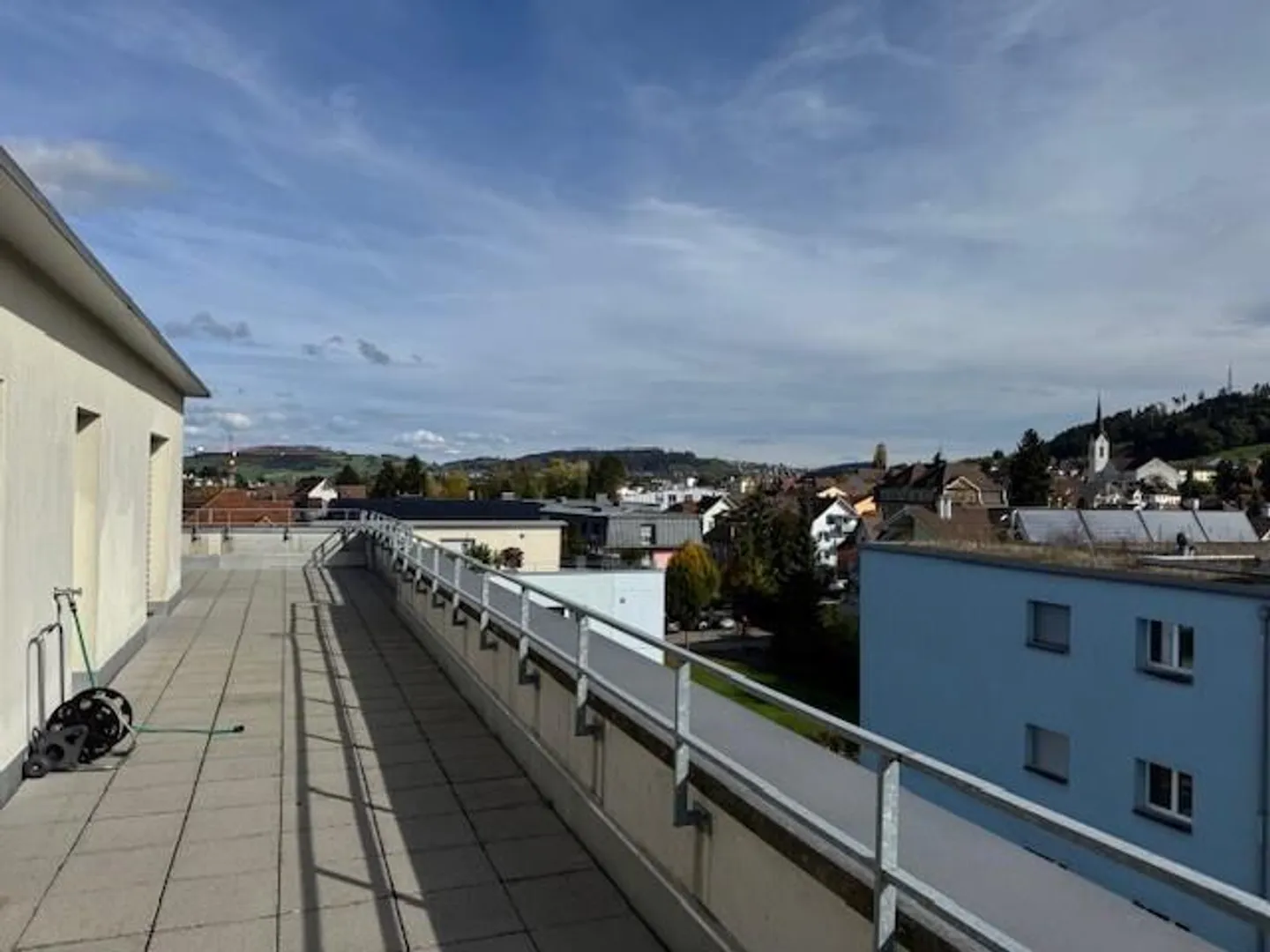 Spacious, bright 2.5-room apartment with large roof terrace - Photo 2 of 7