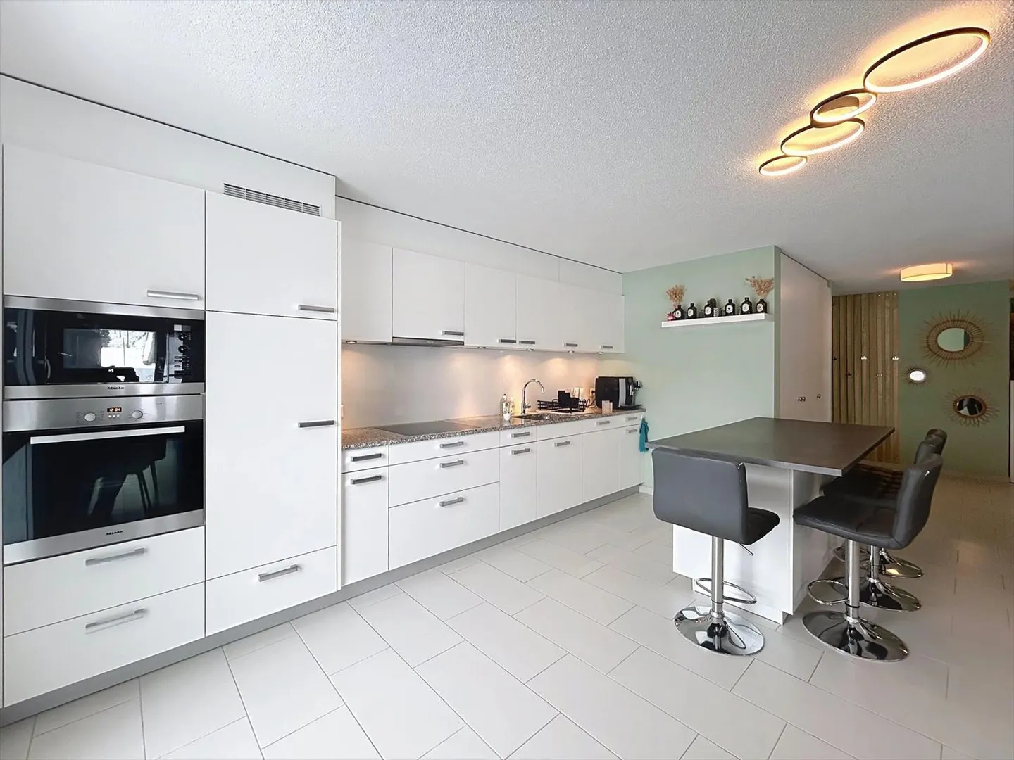 Spacieux et lumineux 4.5 pièces idéalement situé - Photo 3 sur 13