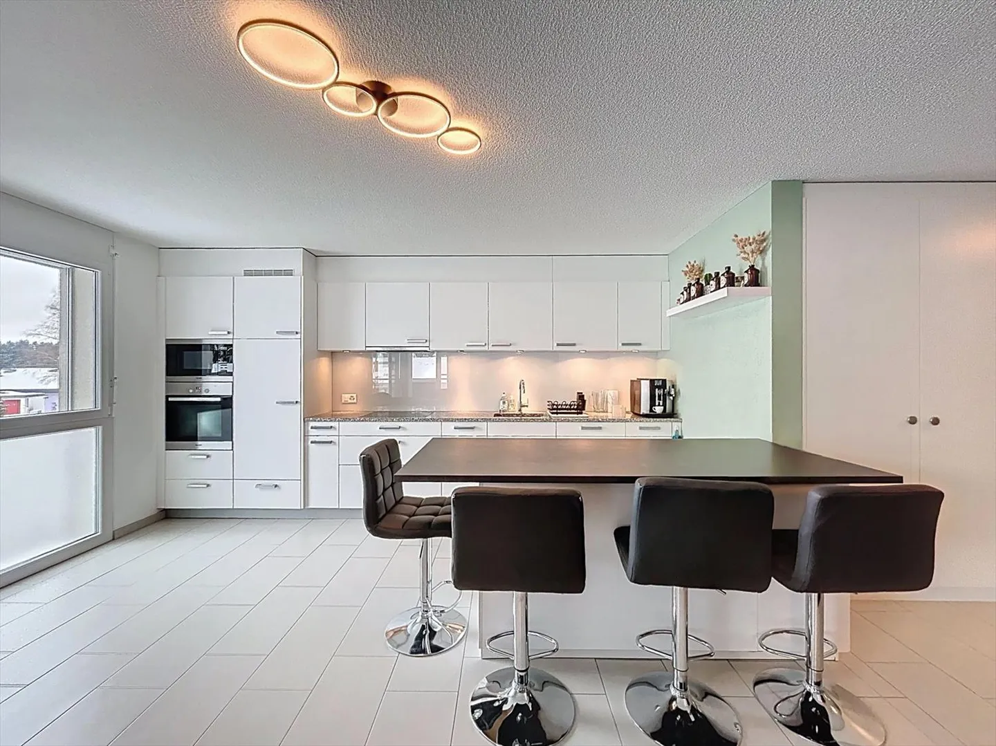 Spacieux et lumineux 4.5 pièces idéalement situé - Photo 2 sur 13