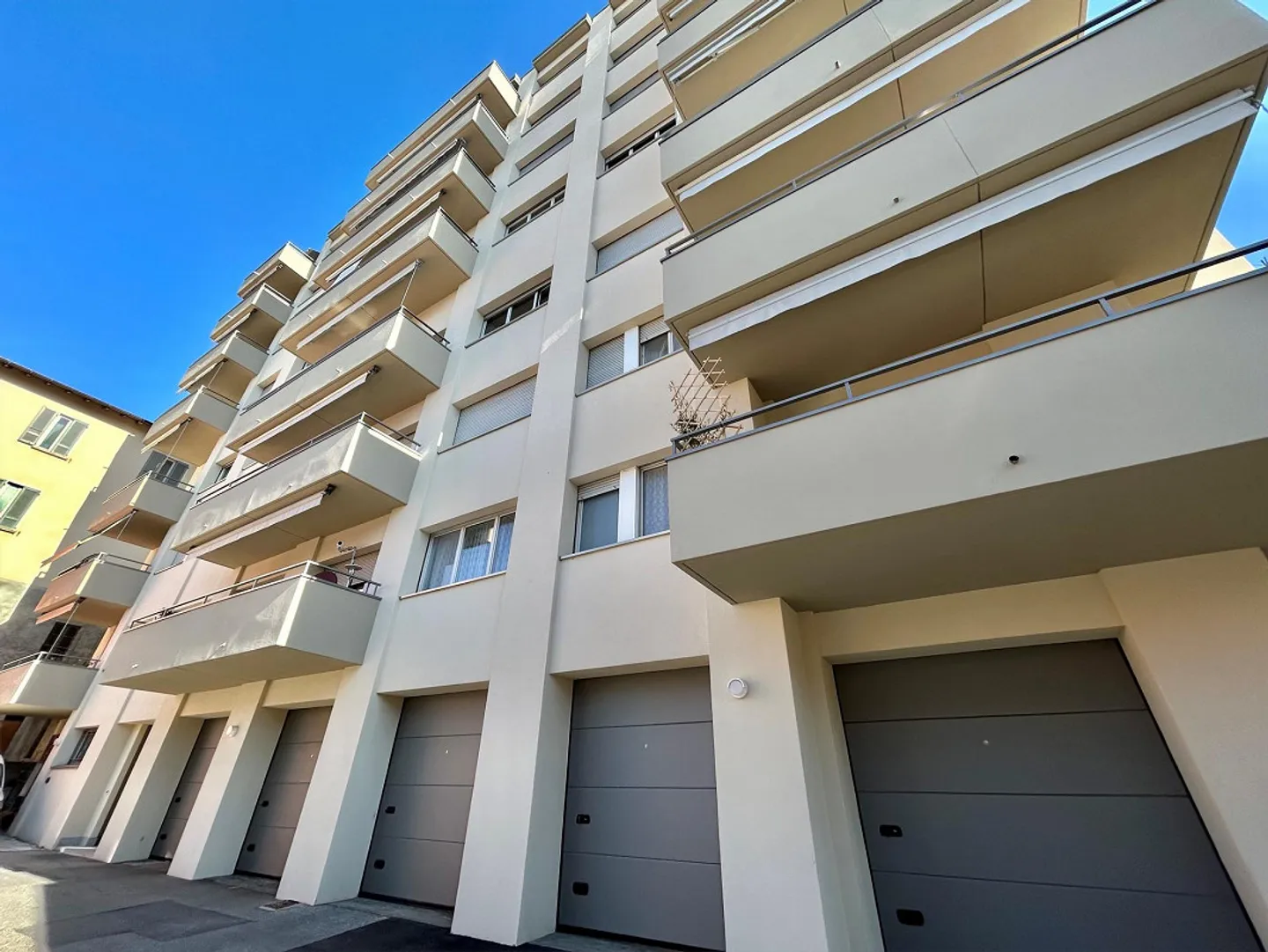 UP TO 3 MONTHS FREE - Renovated 4.5 Room Apartment in Balerna - Photo 11 of 11