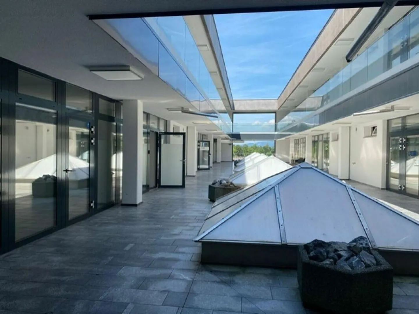 Uffici in affitto - Centrale nella zona commerciale di Reiden - Foto 3 di 3