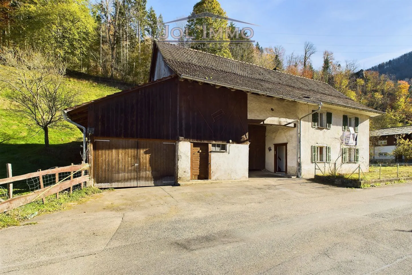 Maison à rénover avec grand terrain - Photo 2 sur 11