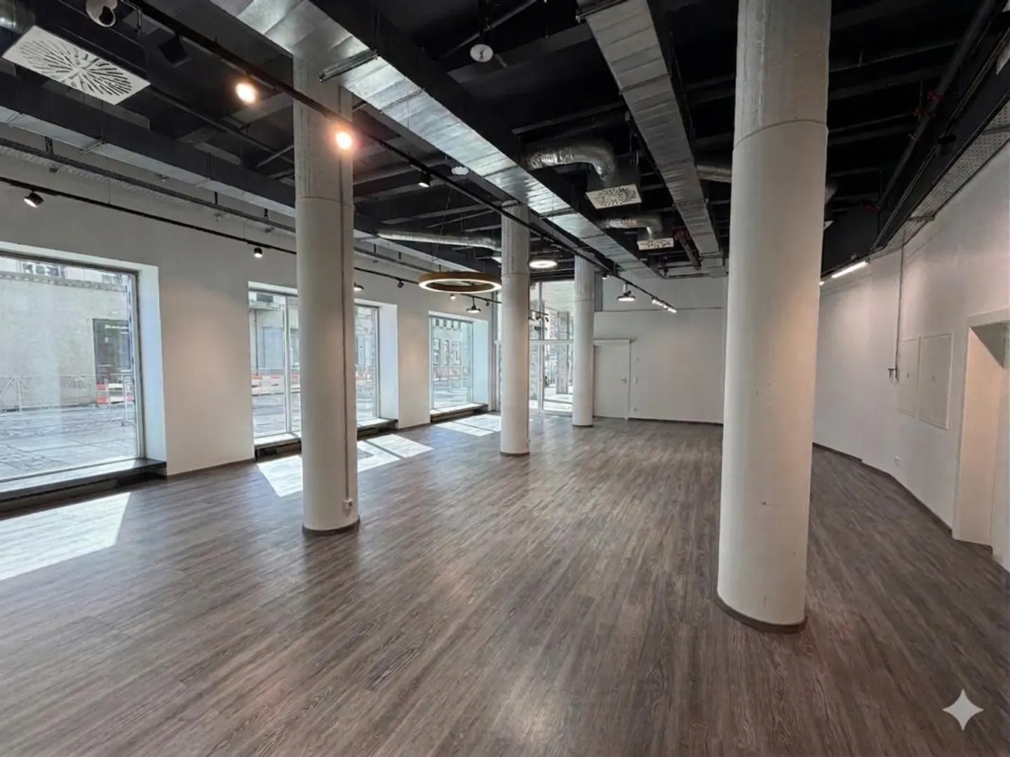 Commercial space of 144m2 in the heart of Lausanne - Photo 2 of 13